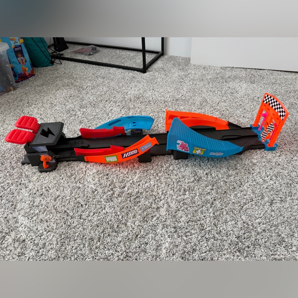 Disney Cars glow racers launch and criss cross playset